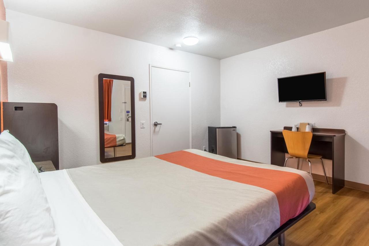 Motel 6 Bakersfield Exterior photo