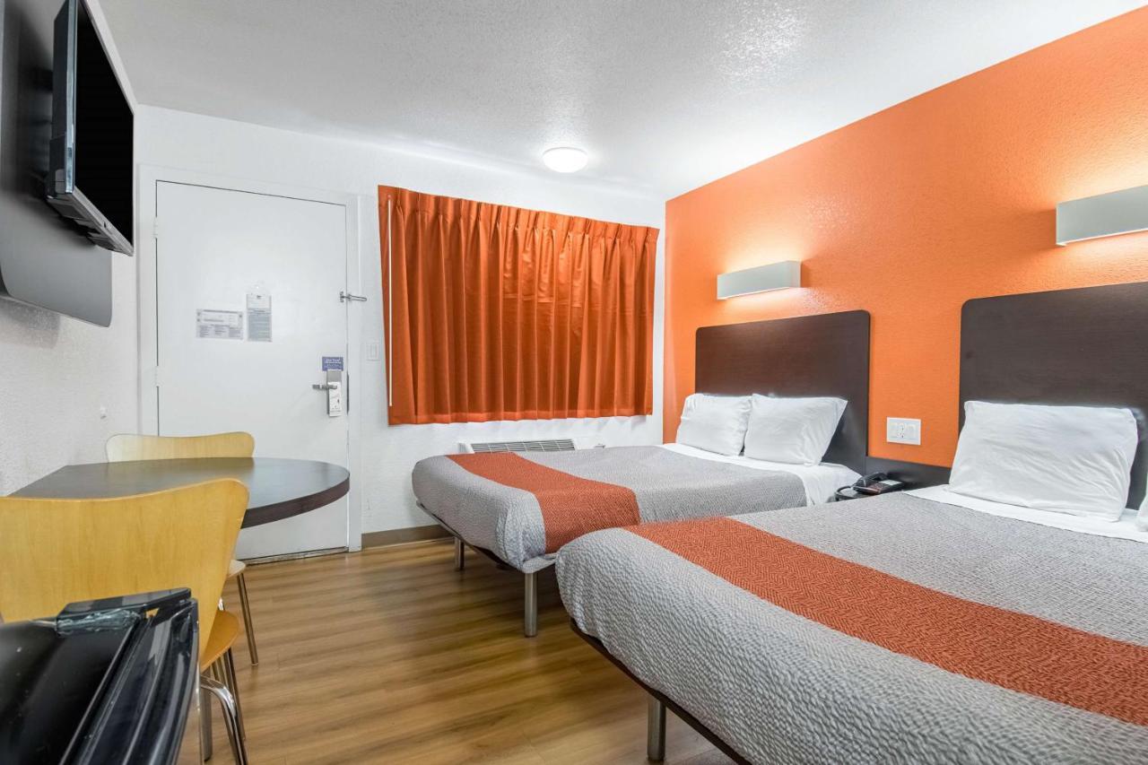 Motel 6 Bakersfield Exterior photo