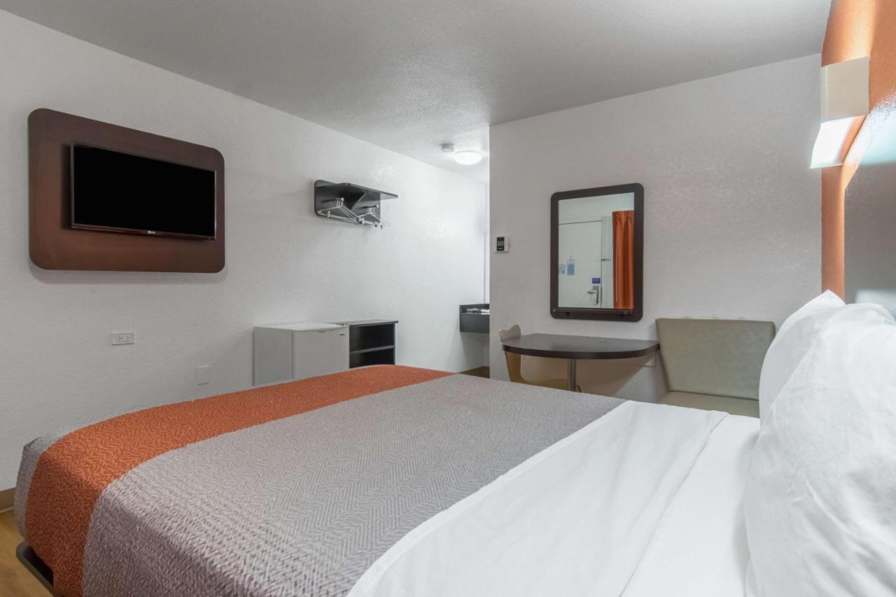 Motel 6 Bakersfield Exterior photo